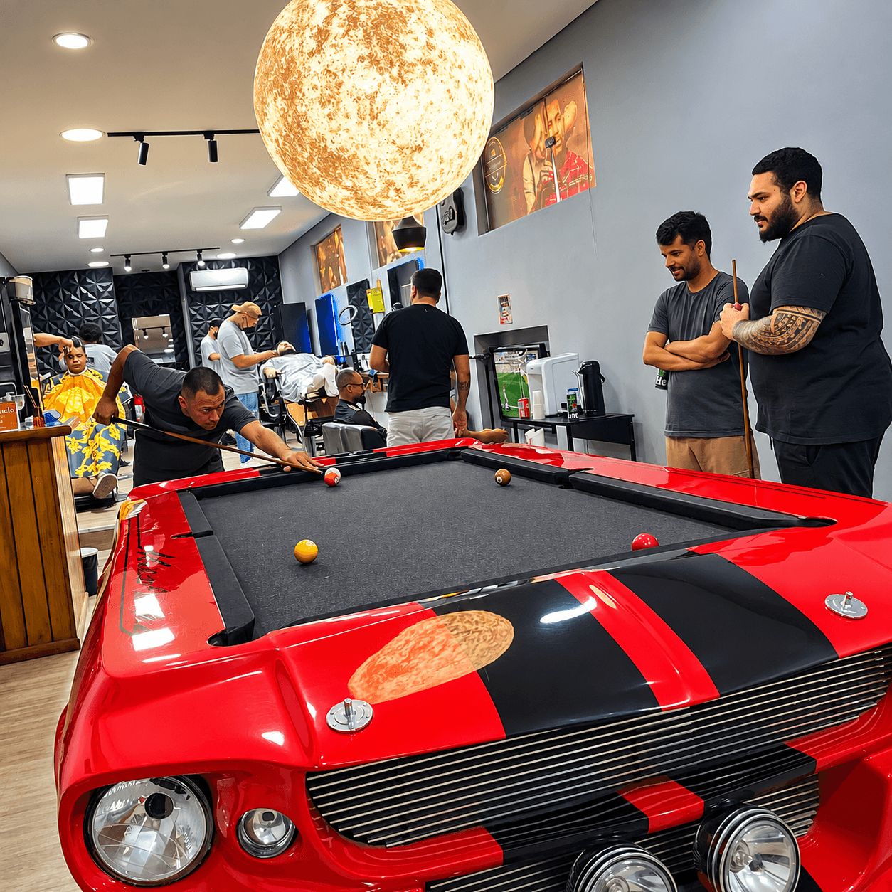Clientes jogando sinuca na mesa-carro